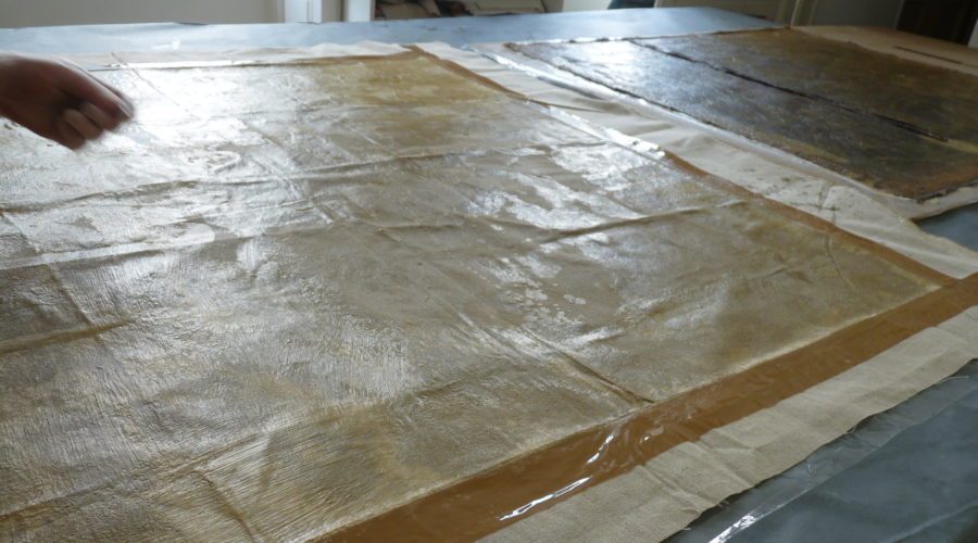 Mise en place d'un rentoilage cire-résine